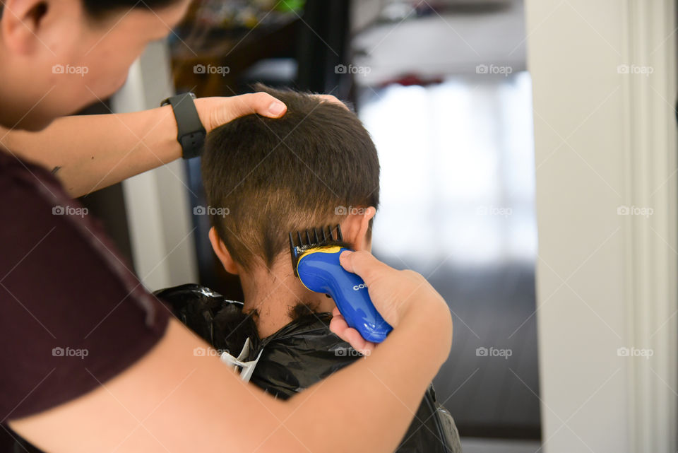mom giving son a haircut because of lockdown from covid19