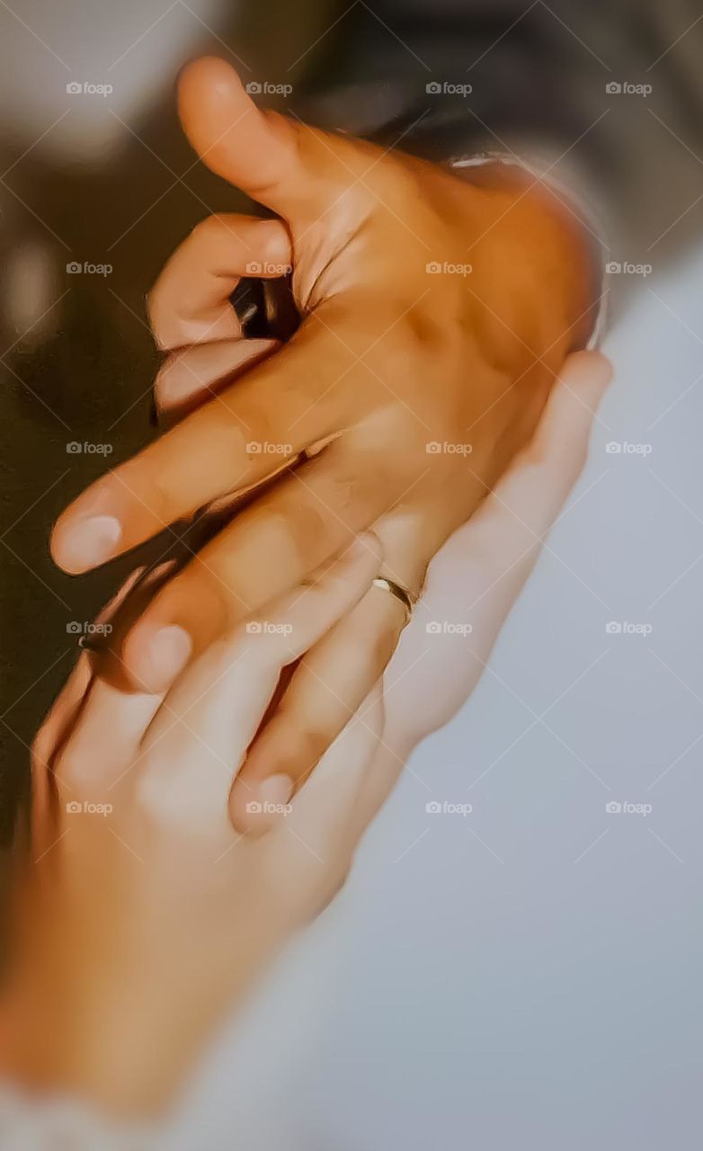 Bride puts wedding ring on groom's hand.  Photo taken 27 years ago.
Noiva coloca aliança de casamento na mão do noivo.  Foto registrada há 27 anos atrás.