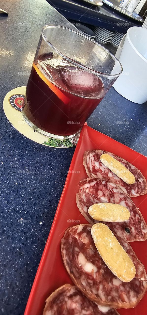 Tapa de Salchichon con zurito de Tinto de Verano