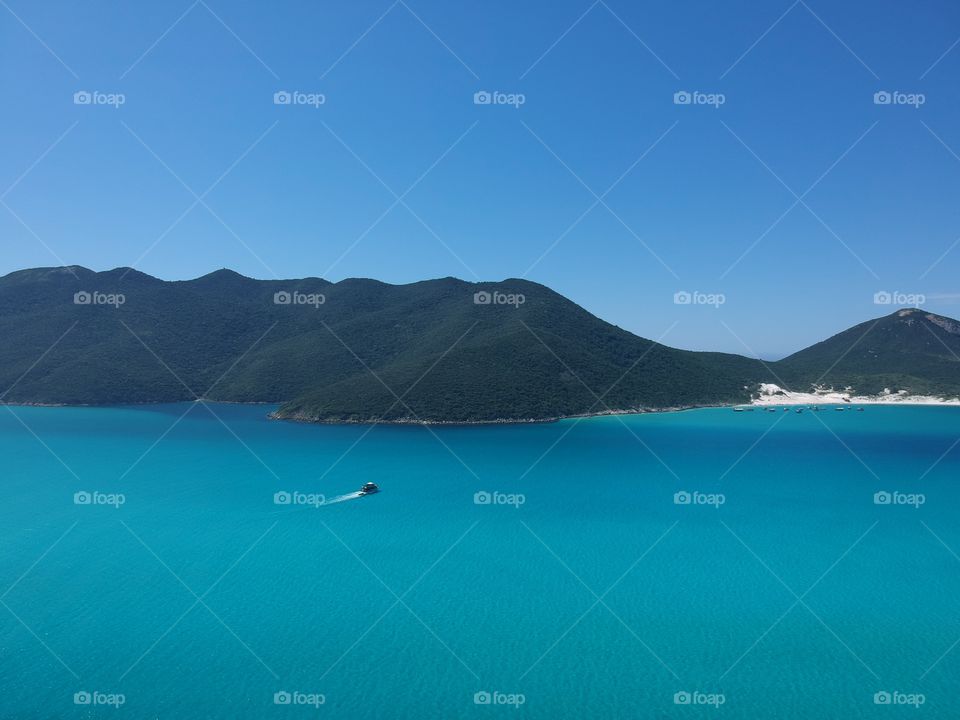 Paisagem aérea de Arraial do Cabo, no Rio de Janeiro, Brasil. Com um mar azul muito lindo!!