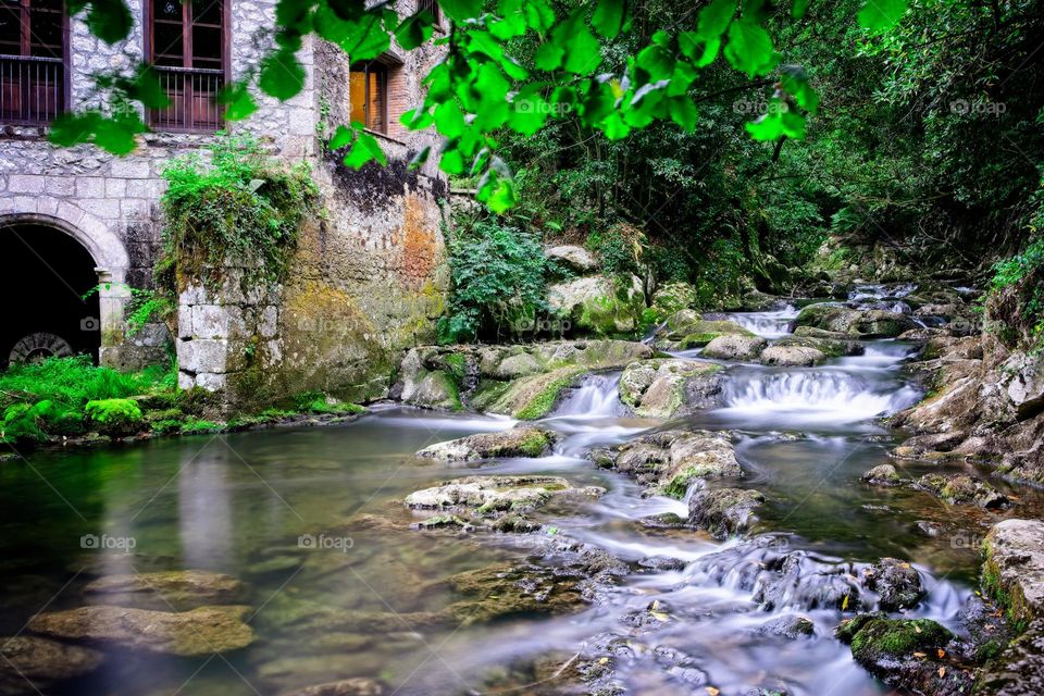 Molino de agua junto a la corriente del río 