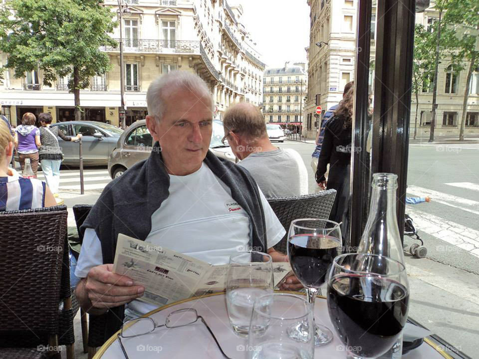 Cofee in Paris. The author drinking near Arc de Triunf. Captured by Rosana Sarabion Machado.