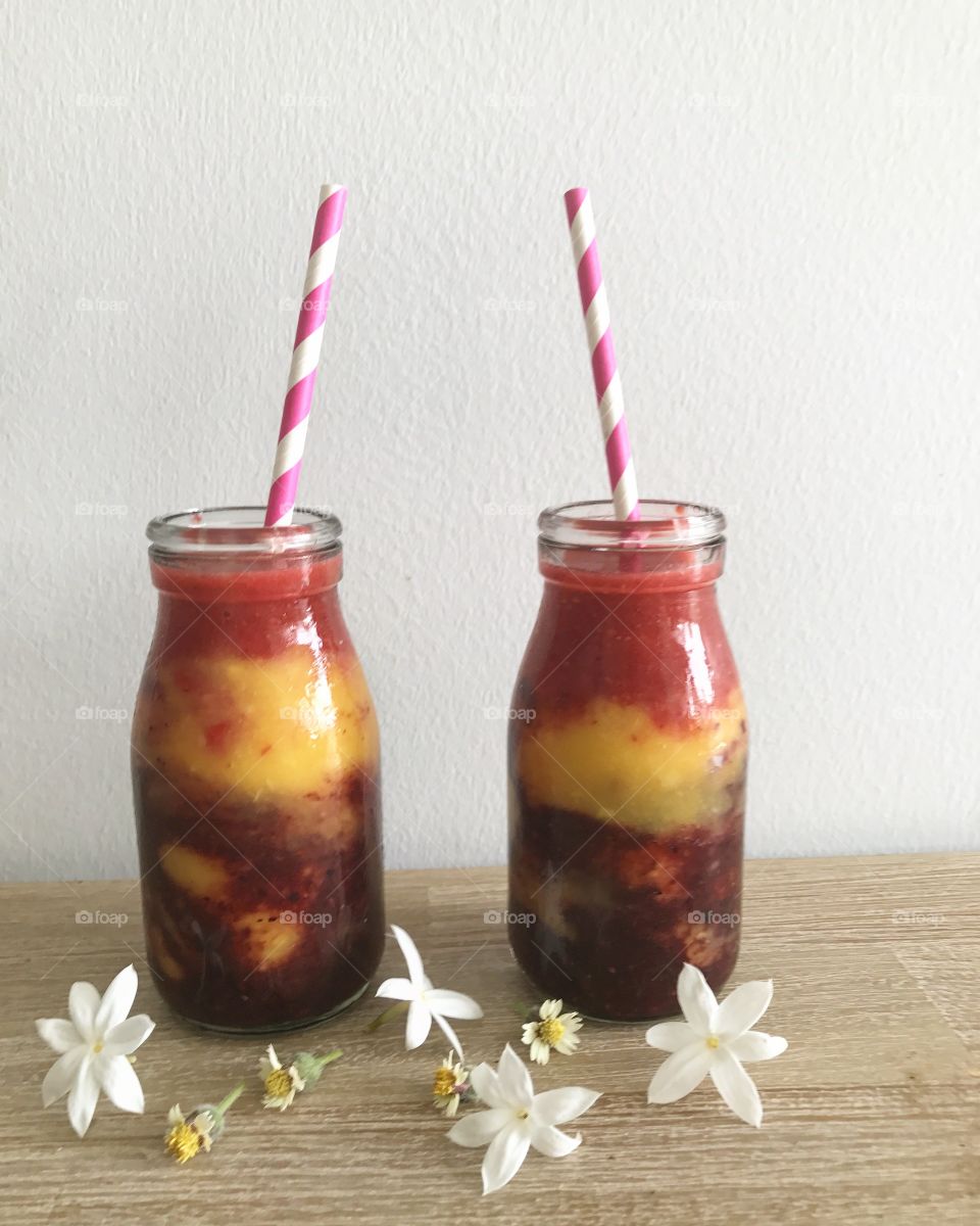  Berry and mango smoothies 