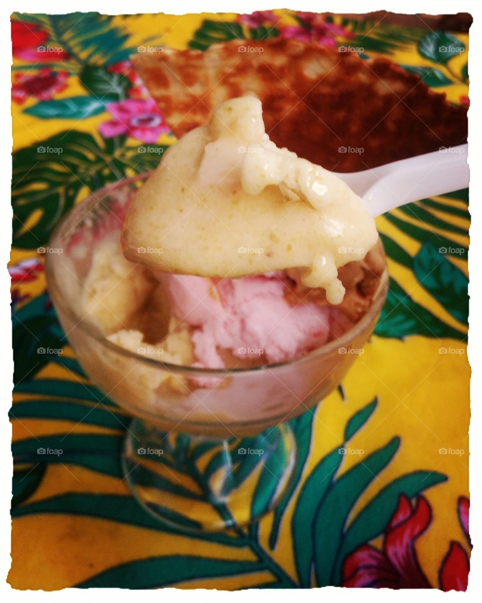 Delícia de sorvete artesanal de araçá, morango e doce de leite na Tio Beto Sorvetes, de Casa Amarela, Recife, Pernambuco, Brasil.