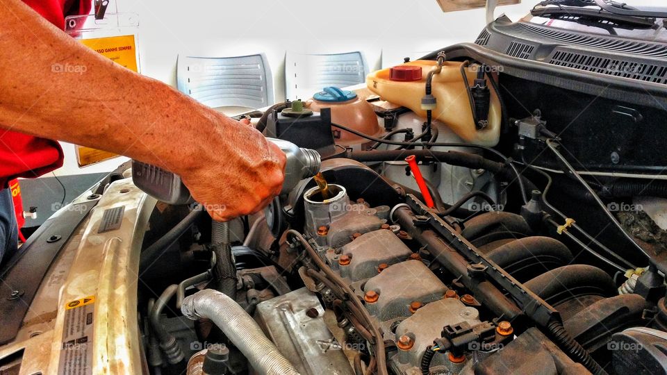 Manutenção. Troca de óleo de motor de carro. Revisão periódica.