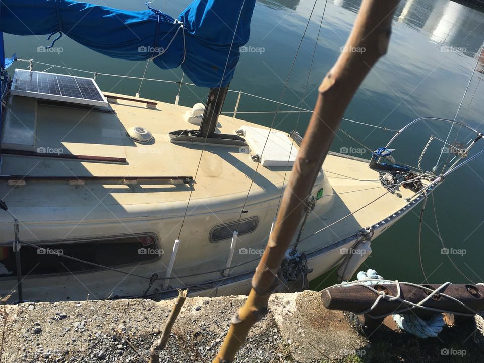 „Salvation“, our sailboat seen from the shore at low tide at Newtown Creek in Long Island City in Queens, New York on a sunny afternoon in 2018. Hypnotic Productions