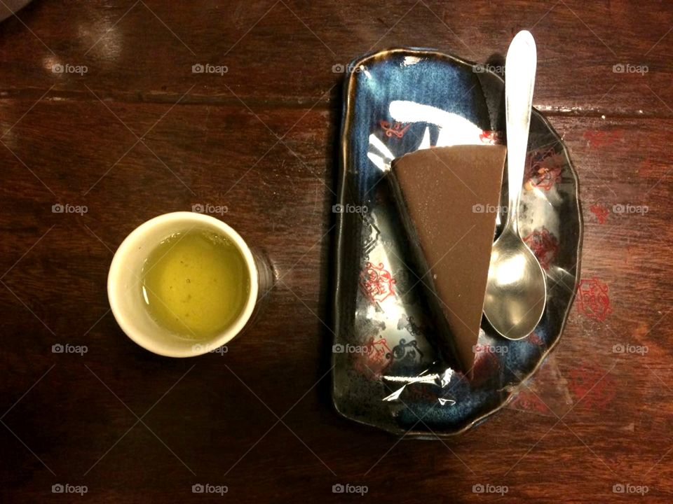 Bolo mousse de chocolate e chá verde