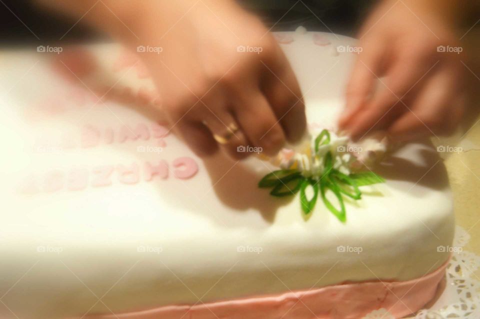 preparing and decorating the cake