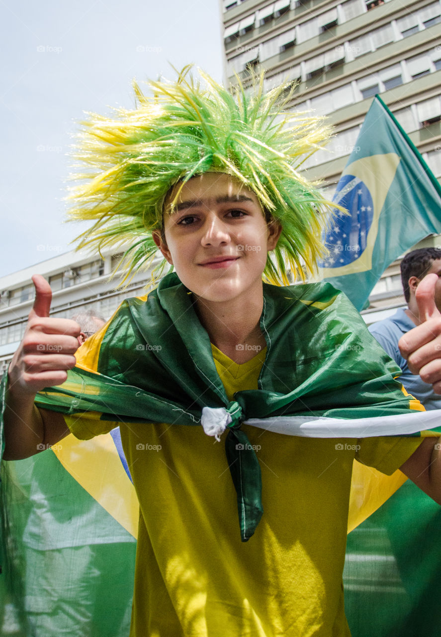 menino com bandeira do Brasil nas costas