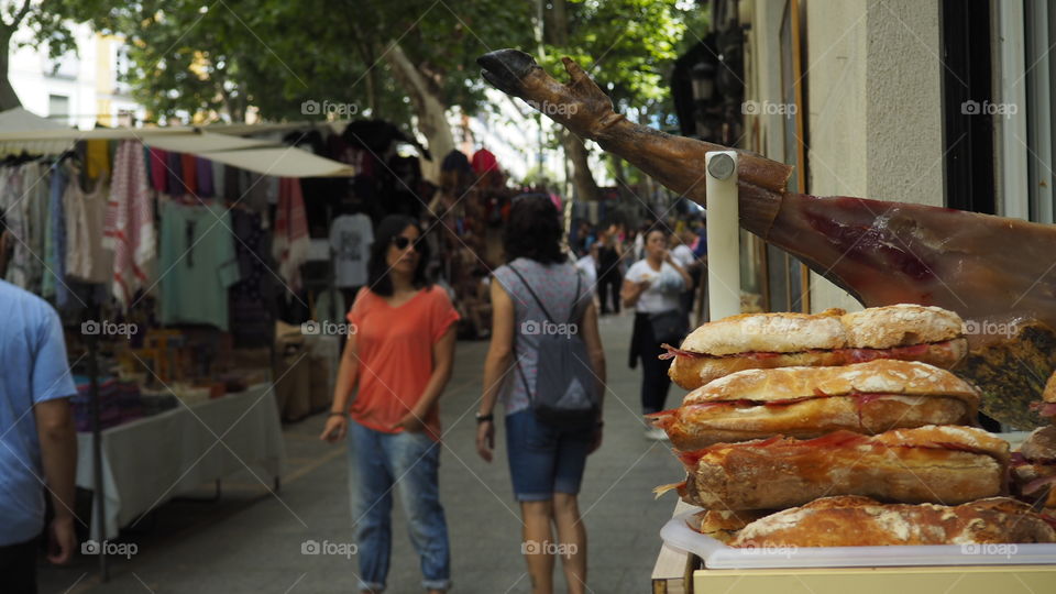 Bocadillo de jamón tomando el sol
Ham sandwich sunbathing