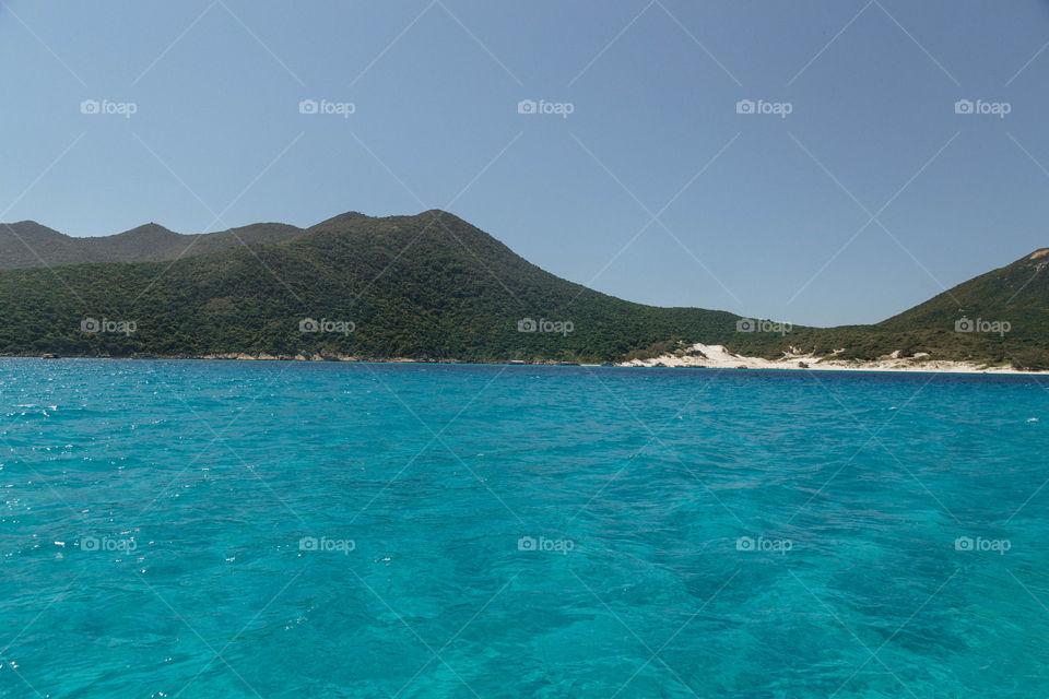 Praia com paisagem linda e fantástica no Brasil, na região do Lagos no Rio de Janeiro, em Arraial do Cabo. Uma ilha incrível de conhecer!