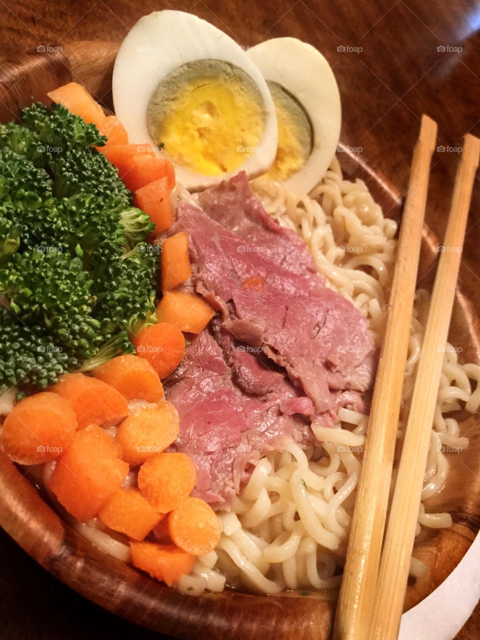 Ramen noodles with carrot and egg