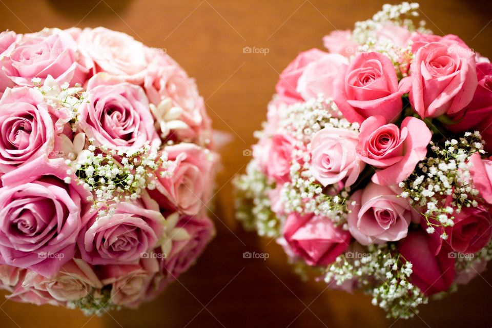 Pink rose bouquets for the bride and her friend 