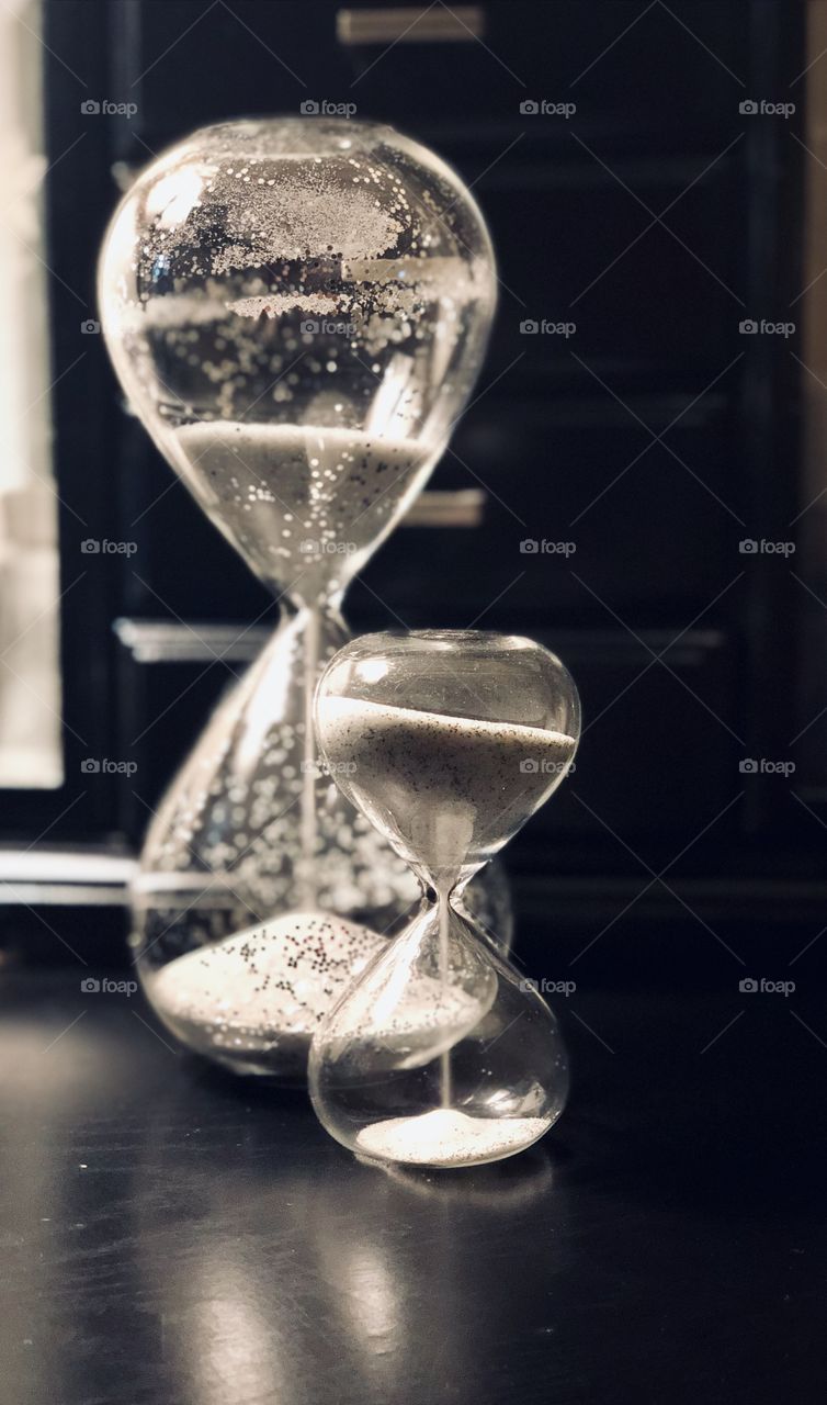 Watch the hourglass to calm your mind 