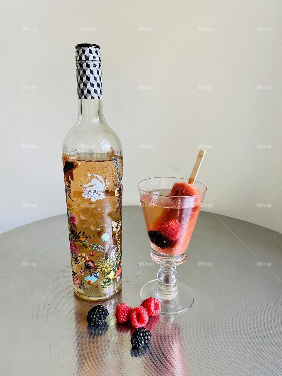 It’s summer and the heat is on. Time for a refreshing fruity cocktail made from rose, popsicle and berries. 