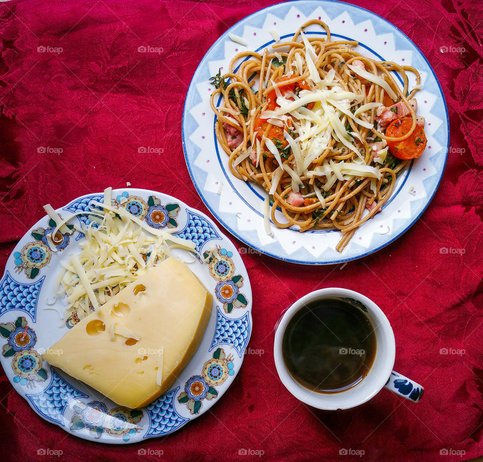 Wholewheat spaghetti, tomatoes, herbs, bacon, cheese and coffee