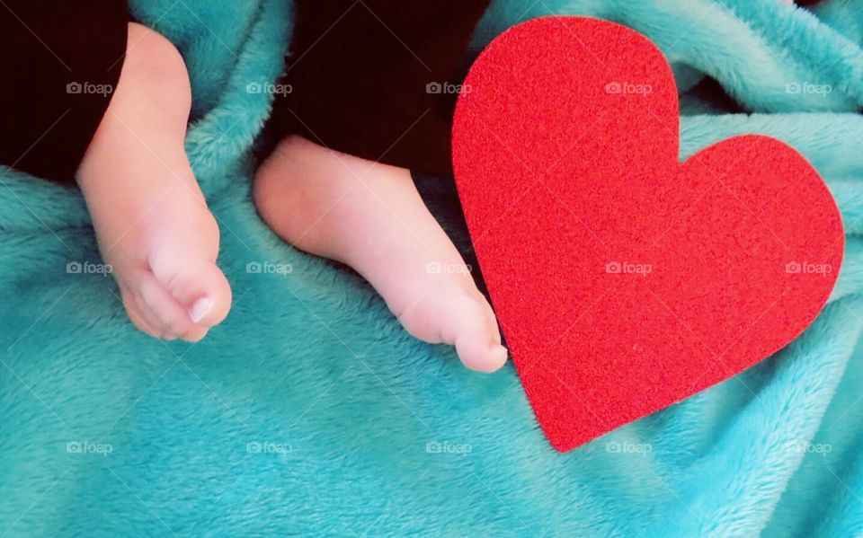 baby girls feet at 4 months old