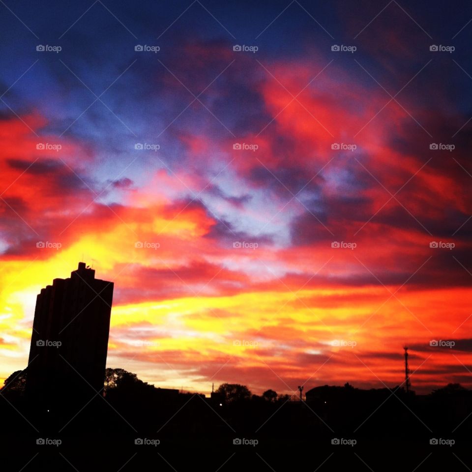 Autumn moments: colorful sky forming a beautiful silhouette with the landscape! Cheer the nature! / Momentos de outono: céu colorido formando uma bonita silhueta com a paisagem! Viva a natureza!