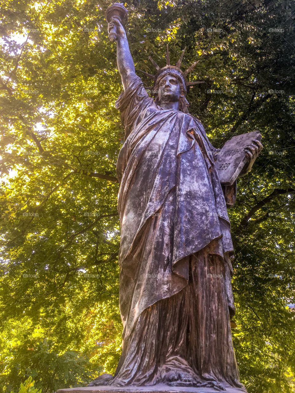 Small statue of liberty in Paris 1/3