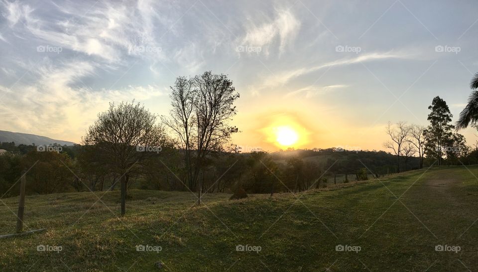 ‪Essa foi 100% creditada à #Natureza: click do #Entarder da Fazenda Ermida, 18h.‬
‪O #sol está indo dormir na #SerraDoJapi!‬
‪🌄‬
‪#paisagem‬
‪#foto‬grafia
#PorDoS‪ol
#mobgrafia