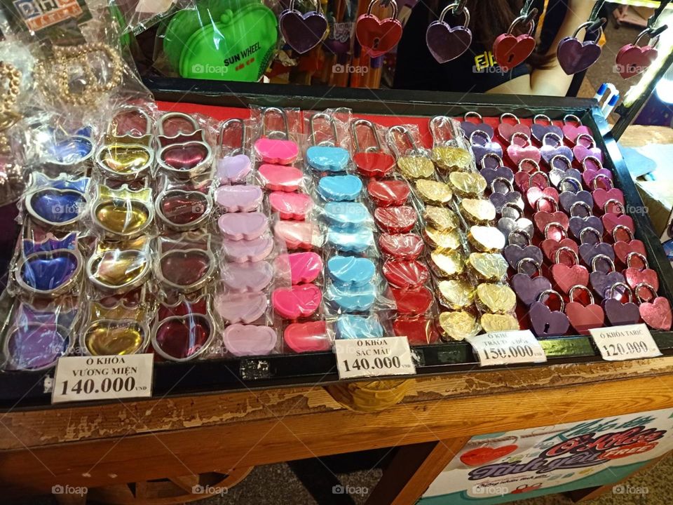 Ổ khoá tình yêu các loại.