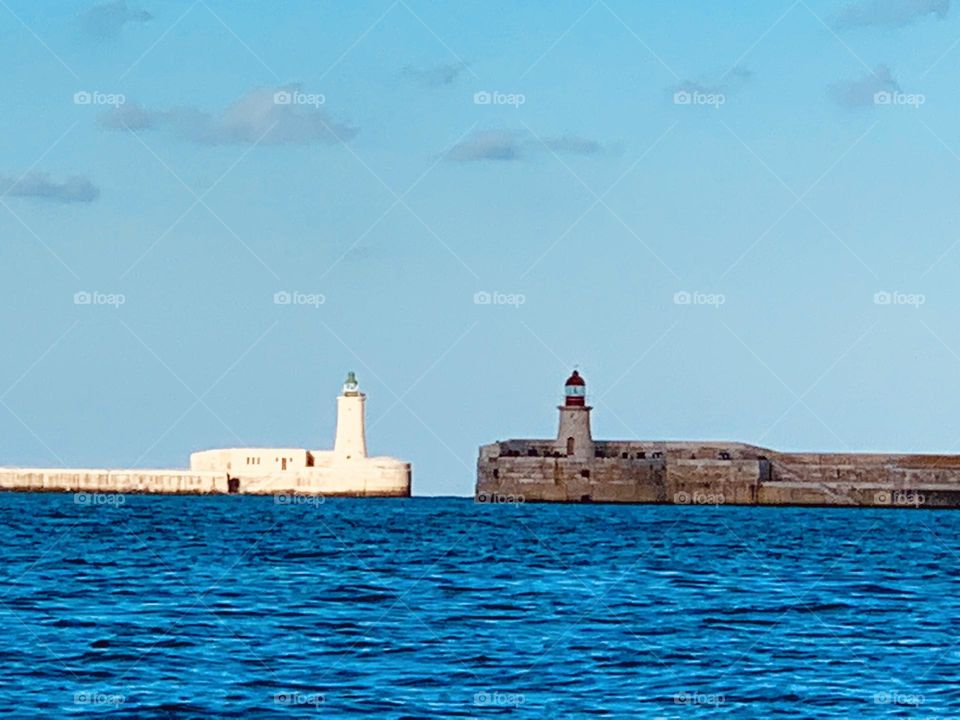 Contrasting lighthouses 