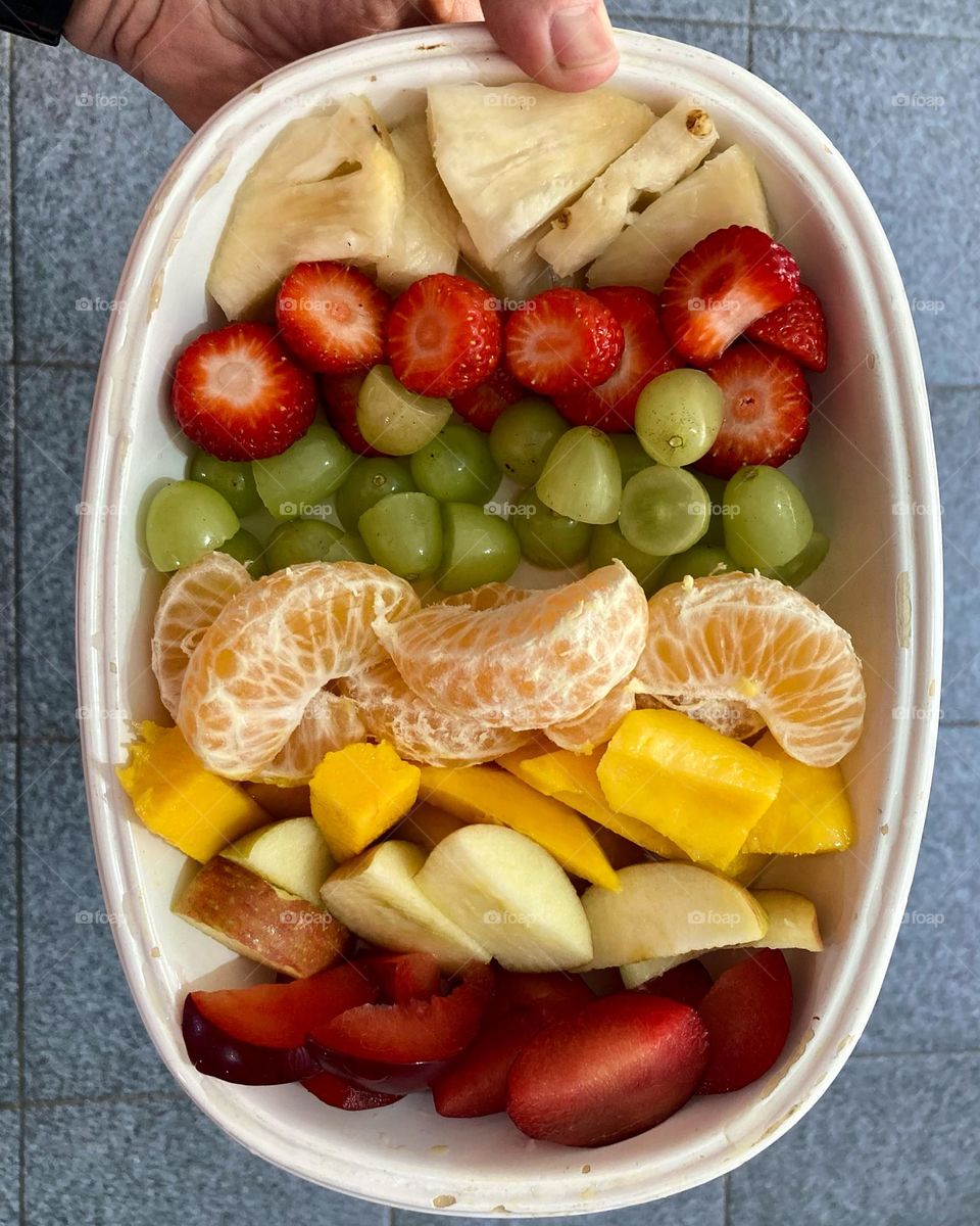 🇧🇷 Hoje temos as seguintes frutas: abacaxi, morango, uva, mexerica, manga, maçã, ameixa e… carinho! 

🇺🇸 Today we have the following fruits: pineapple, strawberry, grape, tangerine, mango, apple, plum and… love!