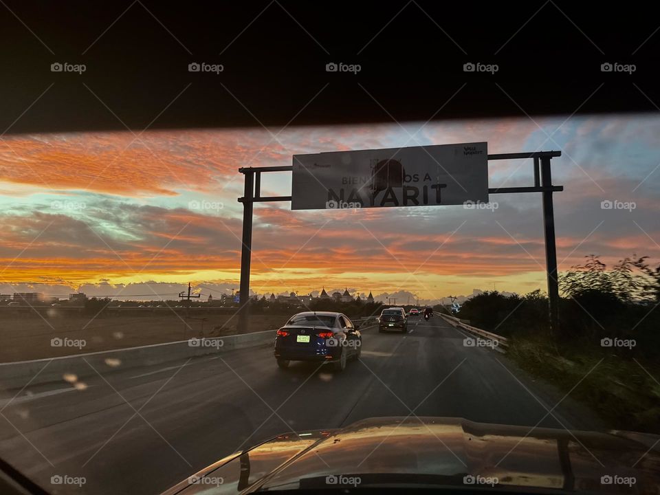 Atardecer en carretera 