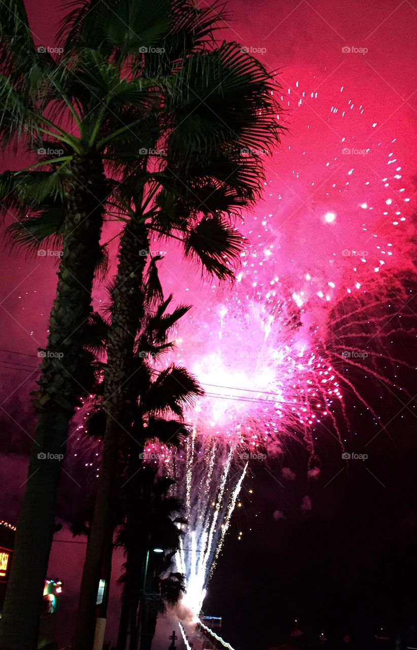 Love watching the spectacular holiday fireworks off the pier in Manhattan Beach, CA.  It's a fun way to celebrate the season with everyone.....family, friends, neighbors, and visitors. 
