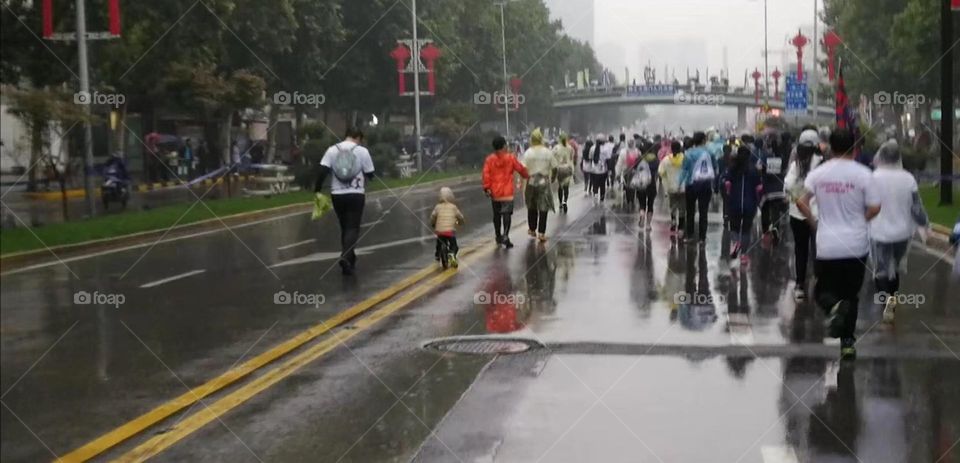 The North and the South now meet, the audience in unison.
Runners open face frequency response, Xi’an city happy marathon.