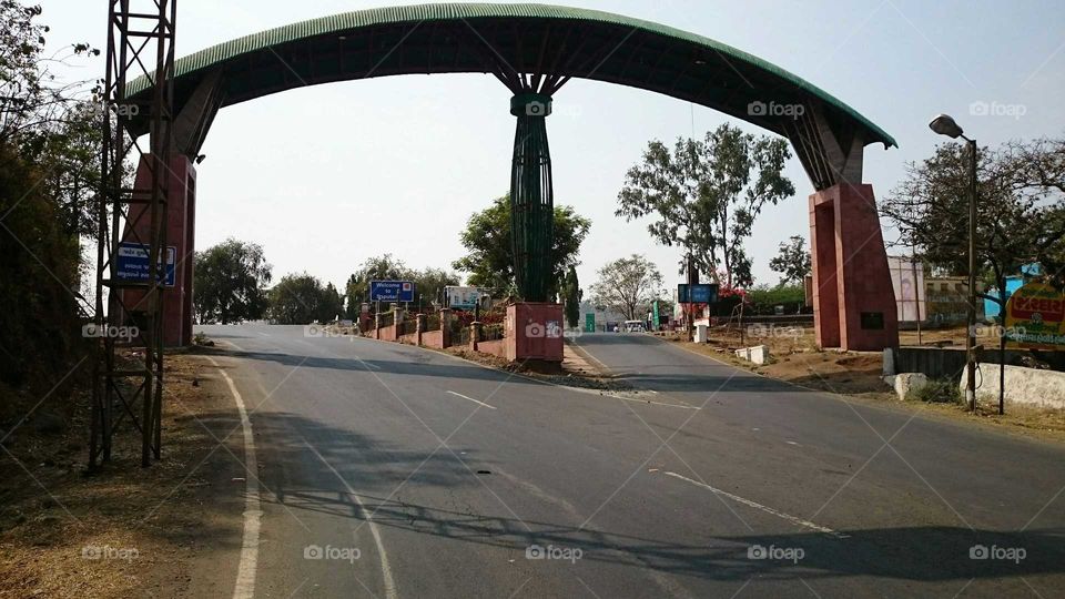 saputara India road split and enterenc