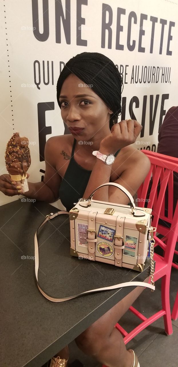 crème glacée avec toppings , waffle, cone
#icecream #chocolates #chocolat #me #model #bag #aldobag #wristwatch #swatch #myswatch ice cream shop
#deserts #sweetooth #fashionista #hey
#photo #photography #photoaddict #fun