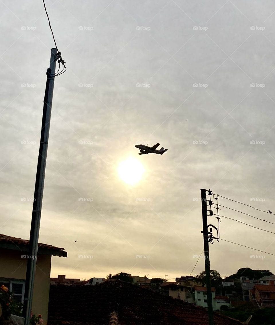 O avião das 7h não perde hora. Impressiona pelo barulho (eu escuto ele “dando partida no motor” lá no Aeroporto) e pela precisão .
Para onde vai?
Não sei. Mas curtirá a bonita paisagem…
