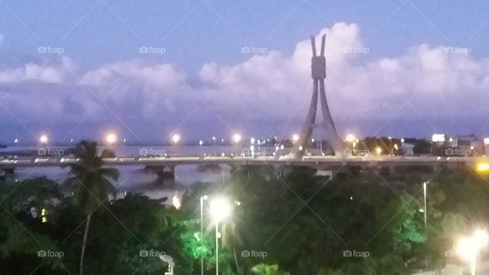 a vista de uma ponte a noite