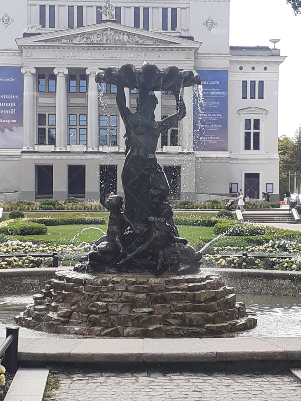 Фонтан. Сквер перед Оперой