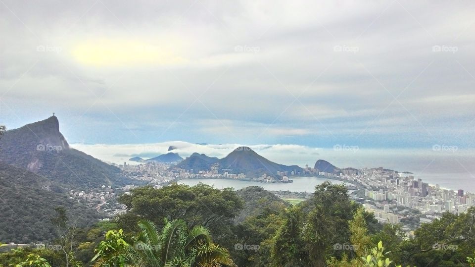 Zona Sul completa. Composição que enquadra toda a Zona Sul do Rio de Janeiro. Dia nublado