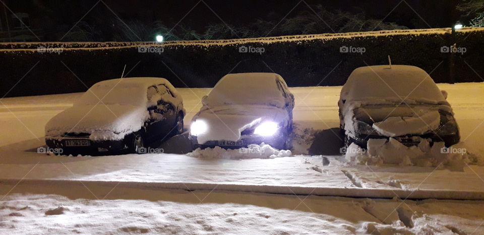 voiture en stationnement enneigée