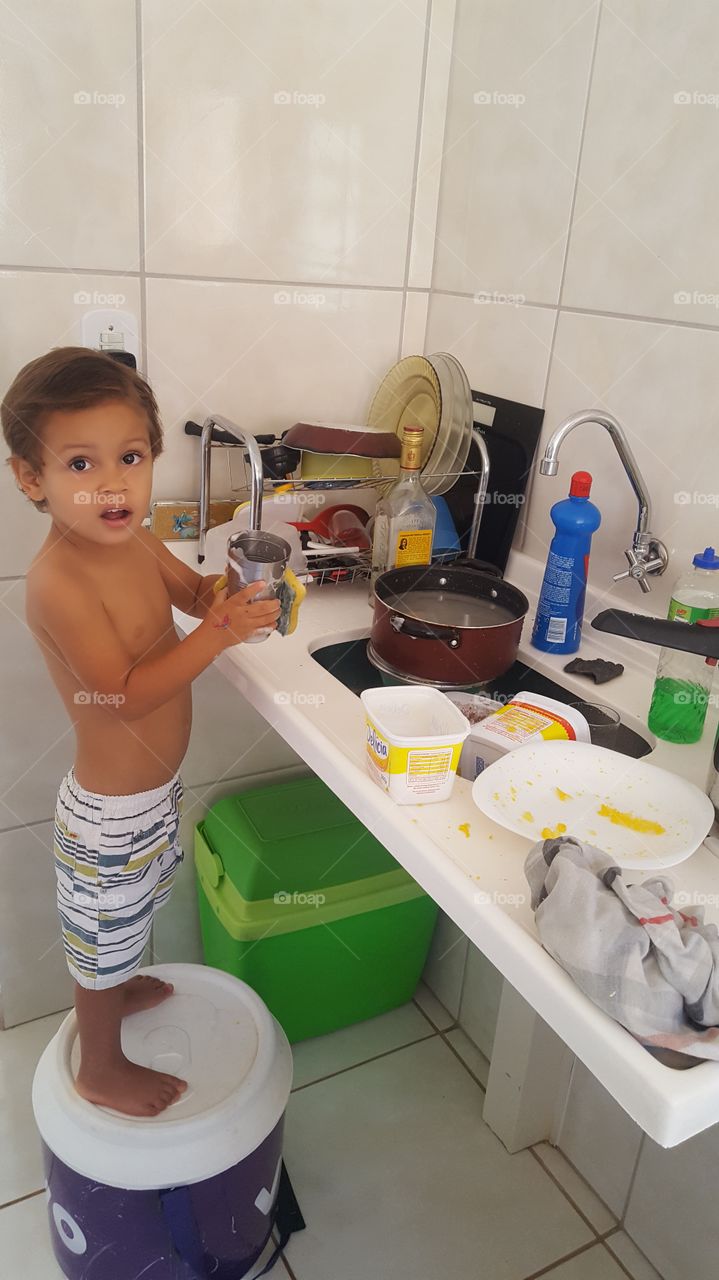 Meu lindo filho Enzo de apenas 2 anos e 9 meses. Pediu pra ajuda a lavar as louças, e olha que lindo nos surpreendeu fazendo da maneira certinha.