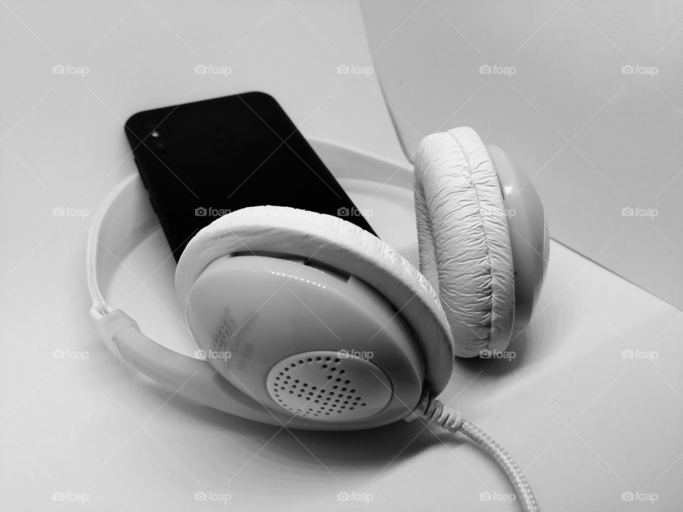MOBILE AND HEADPHONE IN BLACK AND WHITE MODE.