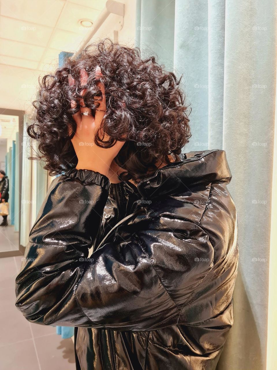 girl from behind with black and short curly hair