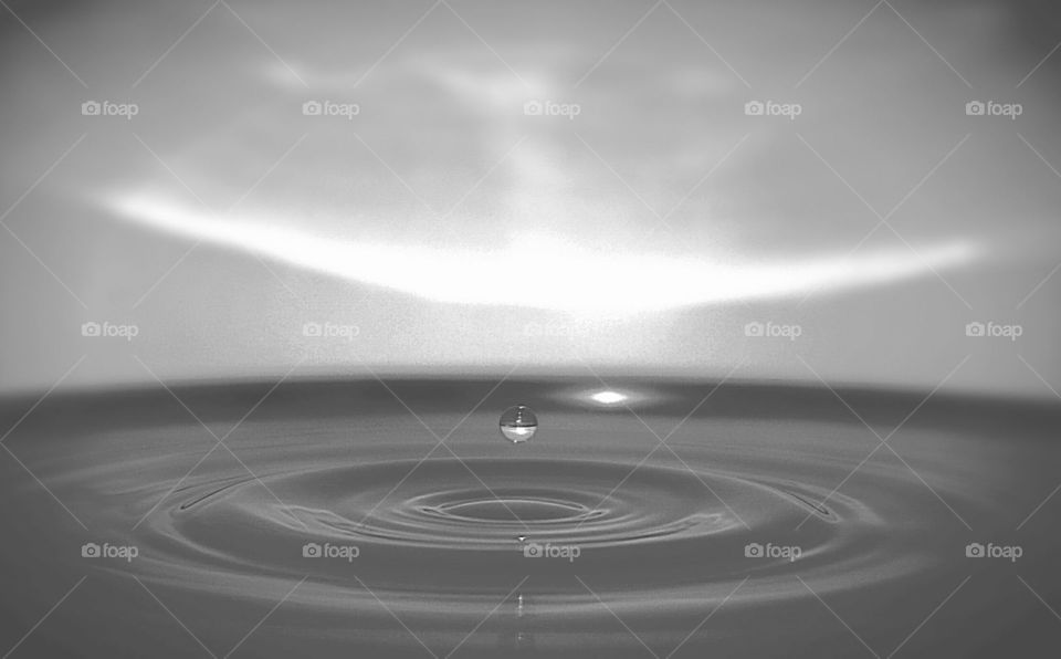 black n white 

water drop image