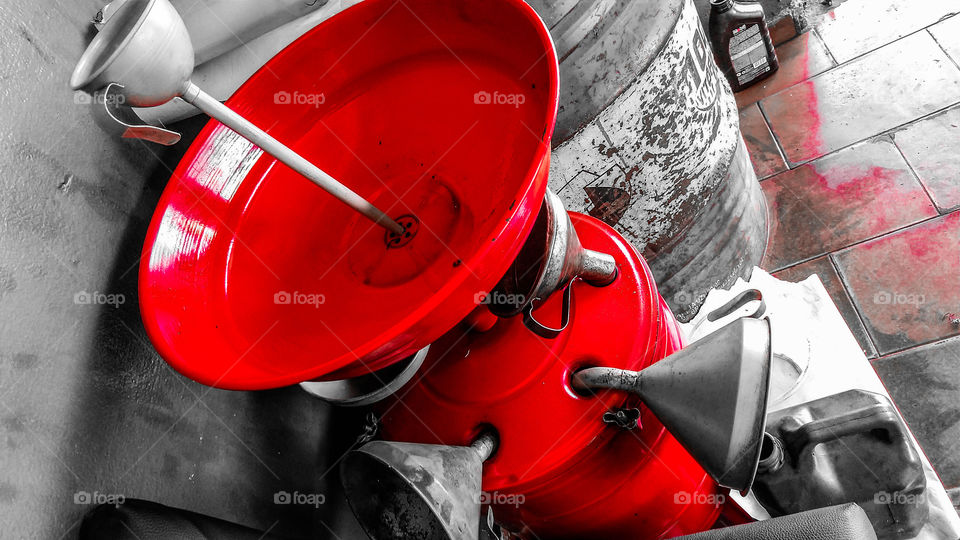 Tambor com funis. Depósito de óleos sujos em oficina.