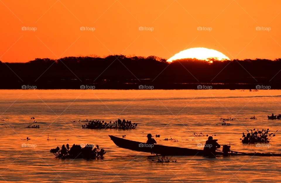 Um passeio de barco para contemplar o pôr do Sol no Pantanal Sul Mato Grossense, sempre lindo de se ver.