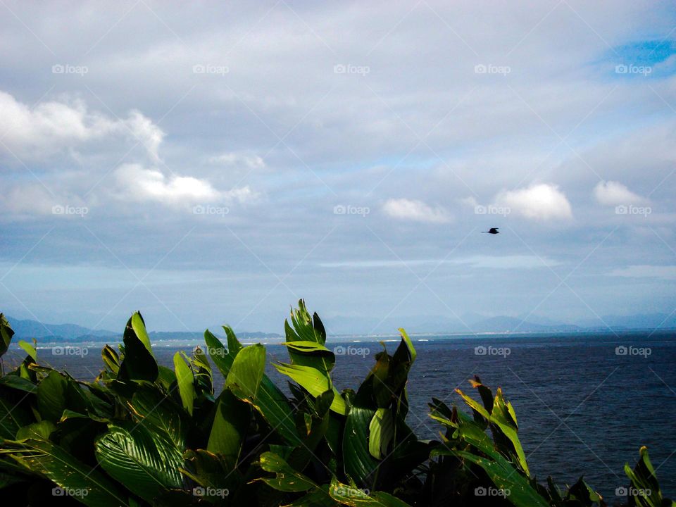 Céu e mar conectados.