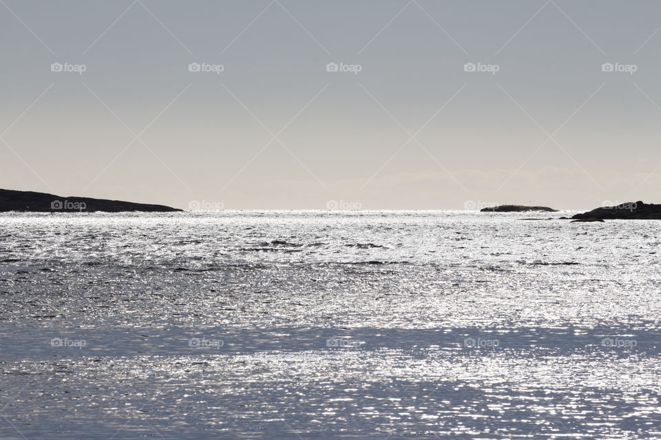 The sun glittering on the sea - 
Solen glittrar på havet 