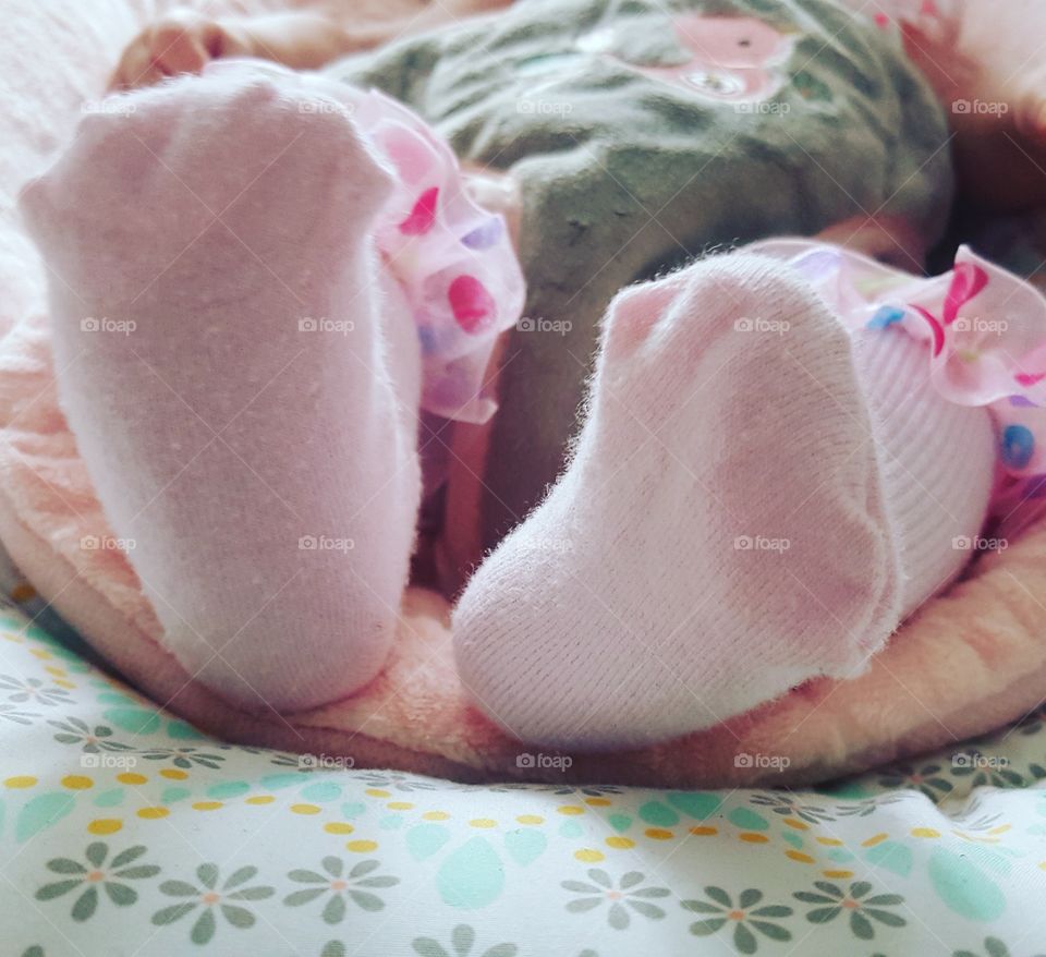 legs of a newborn in toes