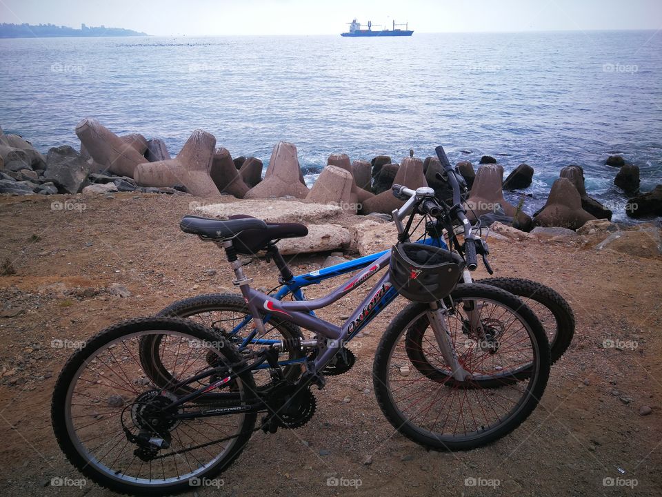 paseo por la playa en bicicleta con mi pareja