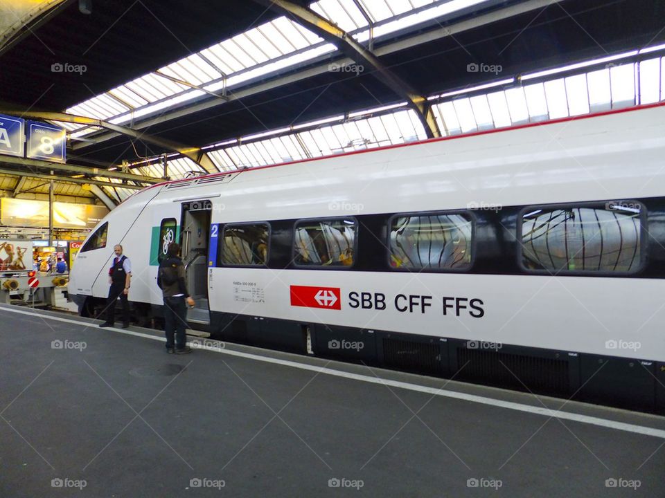 THE SBB IC 2000 TRAIN SYSTEM AT ZURICH HAUPT BAHN-HOF