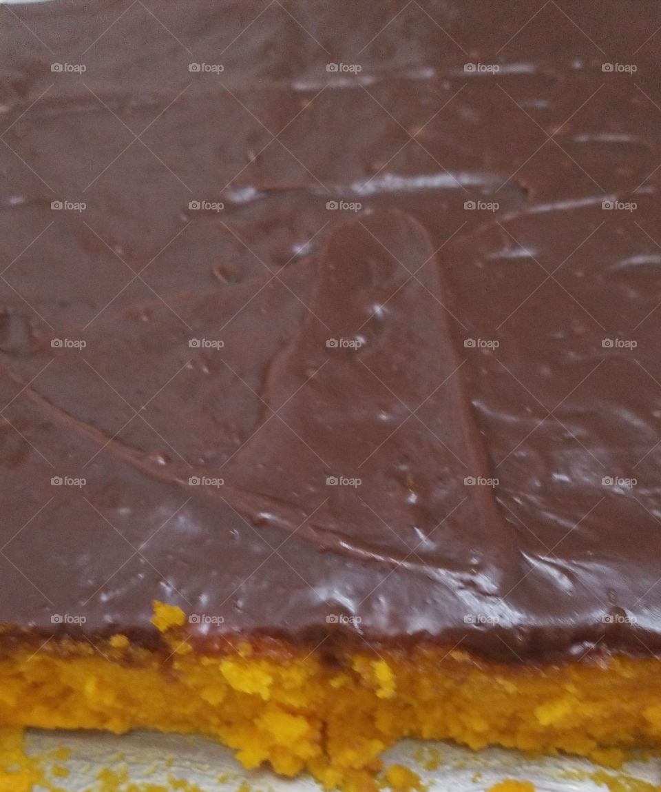 Bolo de cenoura com cobertura de chocolate.