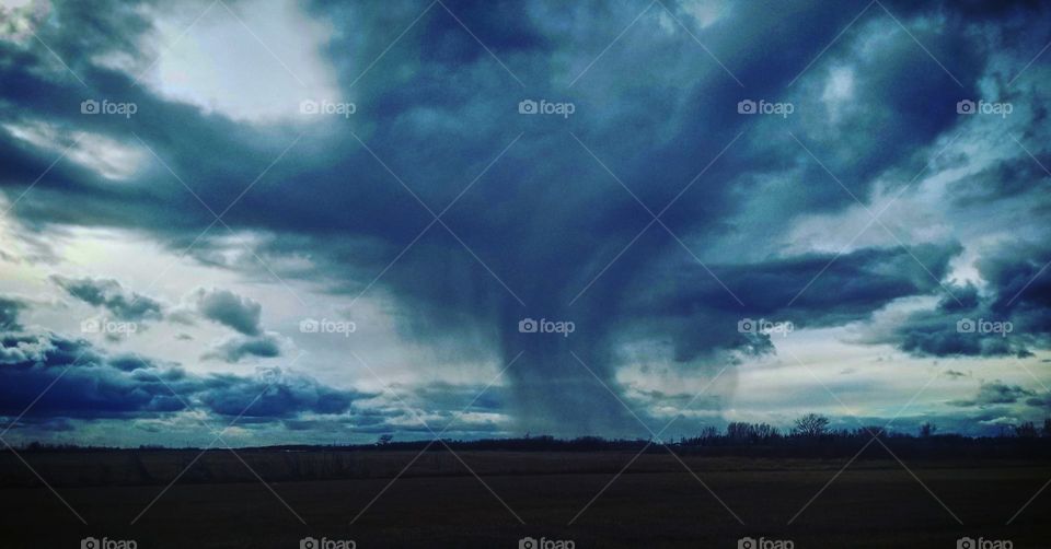 looks like a funnel cloud but it's a rain cloud.